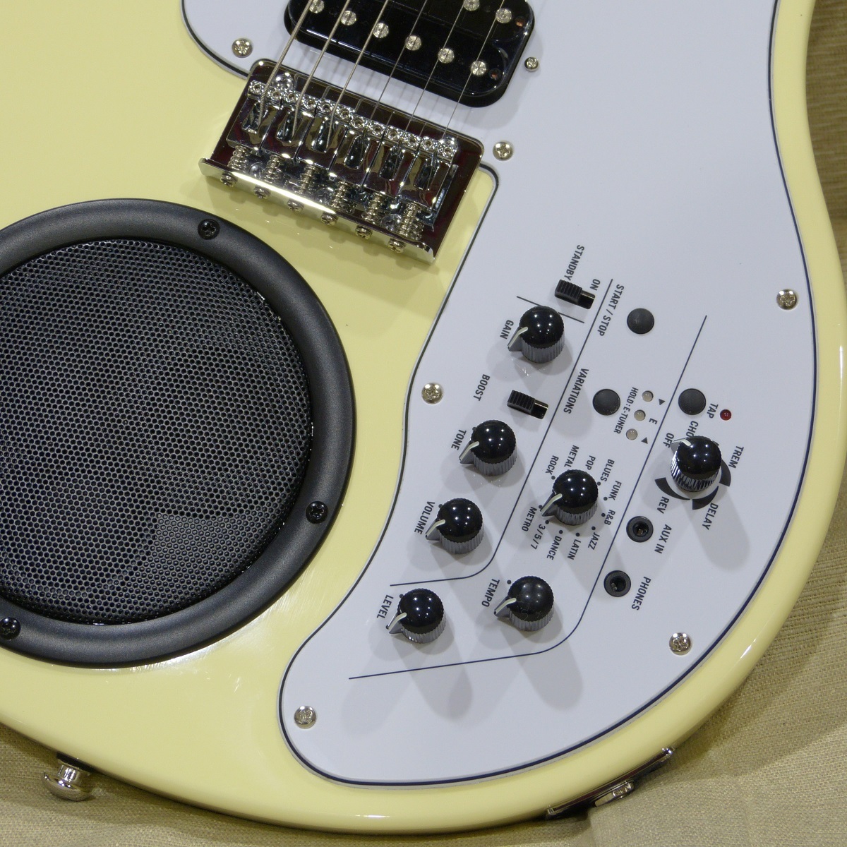 VOX APC-2 / White 【アンプ・エフェクト・リズムマシン内蔵ミニギター