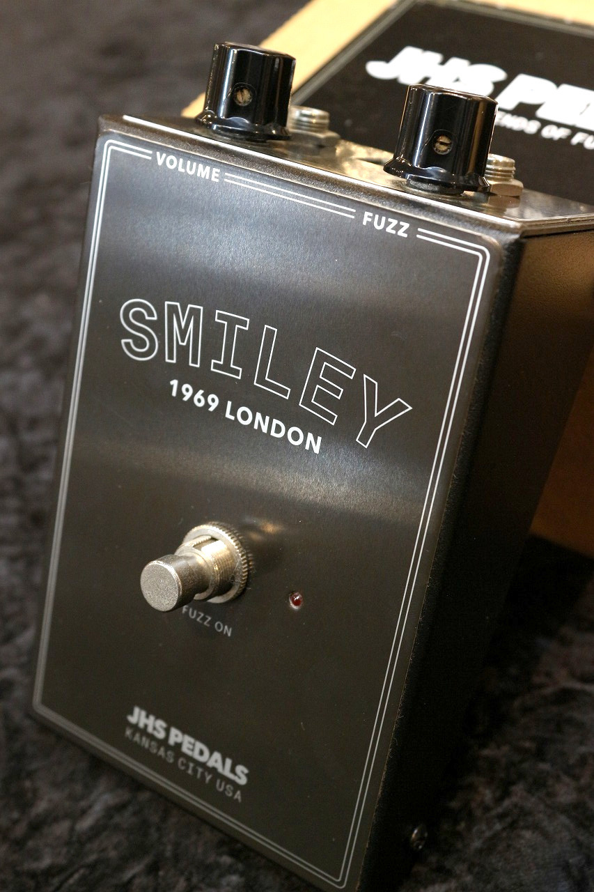JHS Smiley 1969 London Fuzz Pedal Review - YouTube