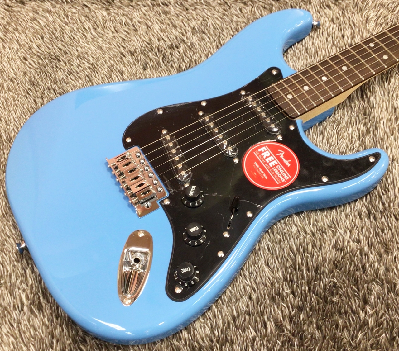 Squier Stratocaster ラージヘッド 水色　ライトブルー Squier by Fender Affinity Series Stratocaster Junior HSS Ice