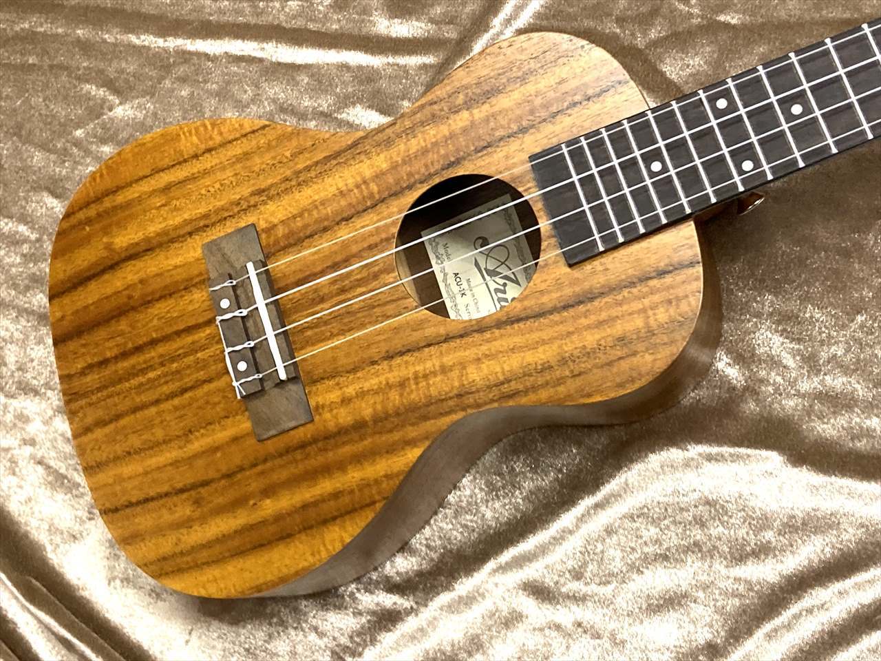 ARIA ACU-1K Concert Ukulele KOA ストラップボタン×2、ストラップ、クリップチューナー付き!（新品）【楽器検索デジマート】