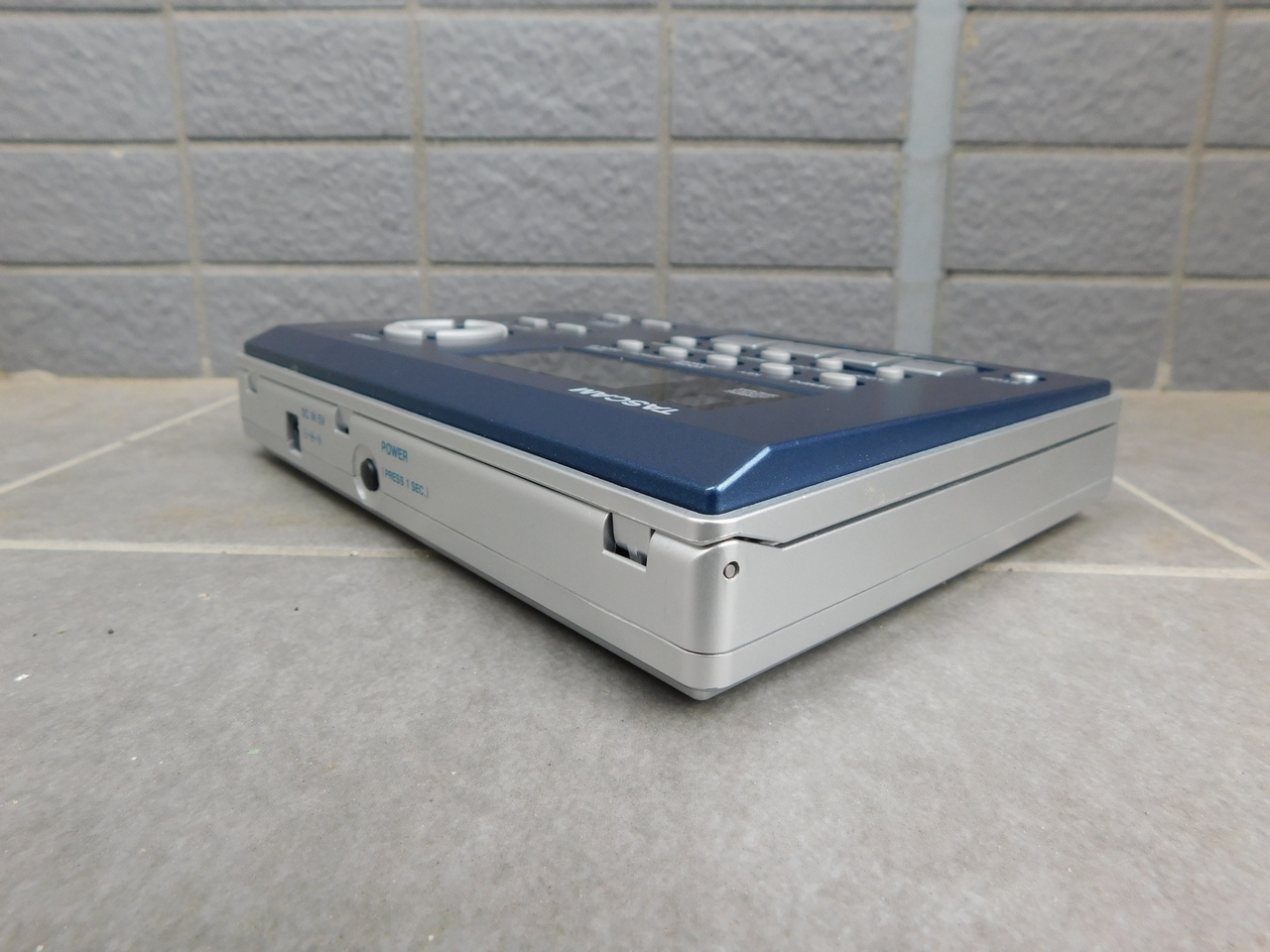 ポータブルプレーヤー TASCAM CD-VT2 CD-VT2 | ポータブル CD ミュージック ＆ ボイストレーナー