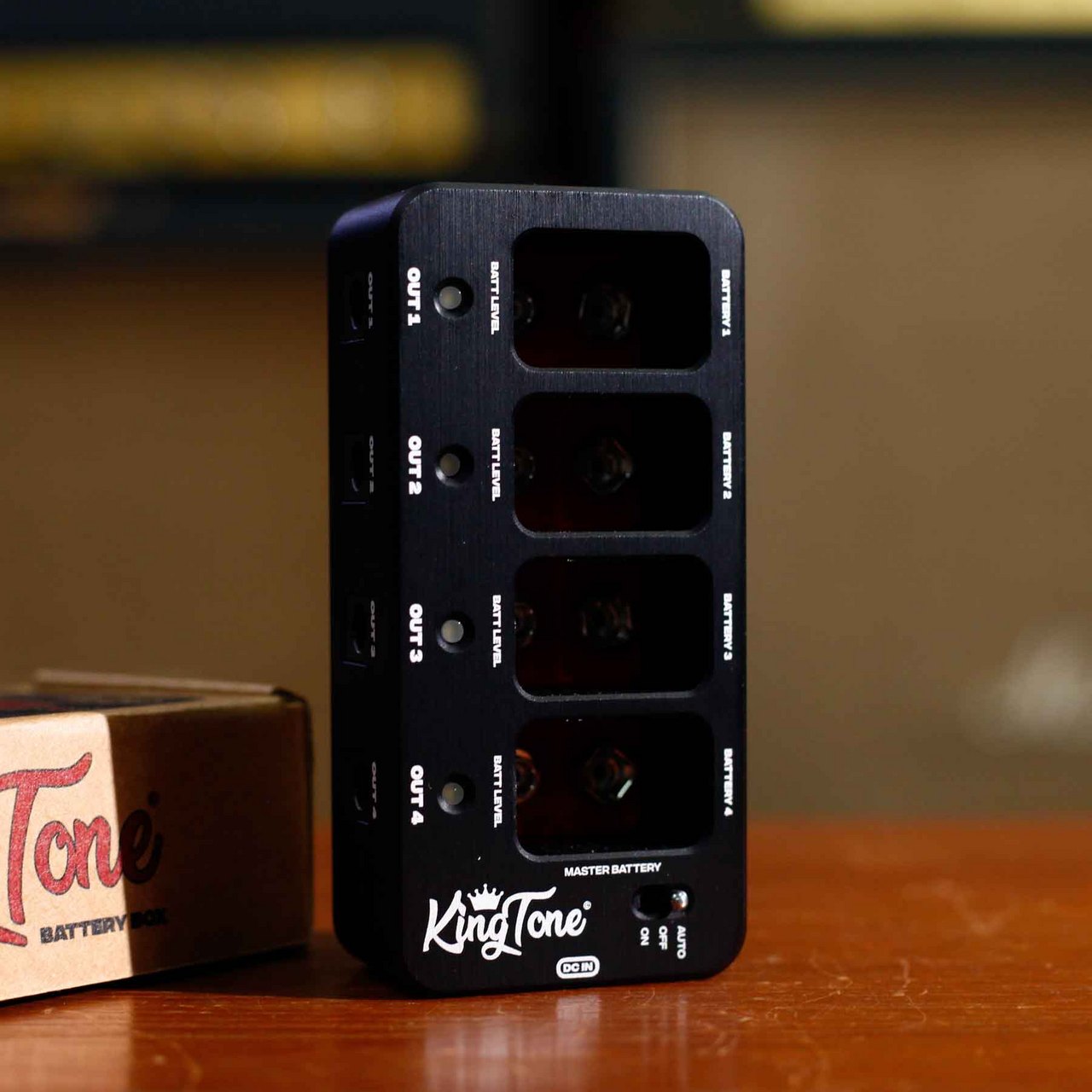 KingTone バッテリーエフェクター Battery Box 4X King Tone - Battery Box 4X - V2 - Black | Mass Street Music
