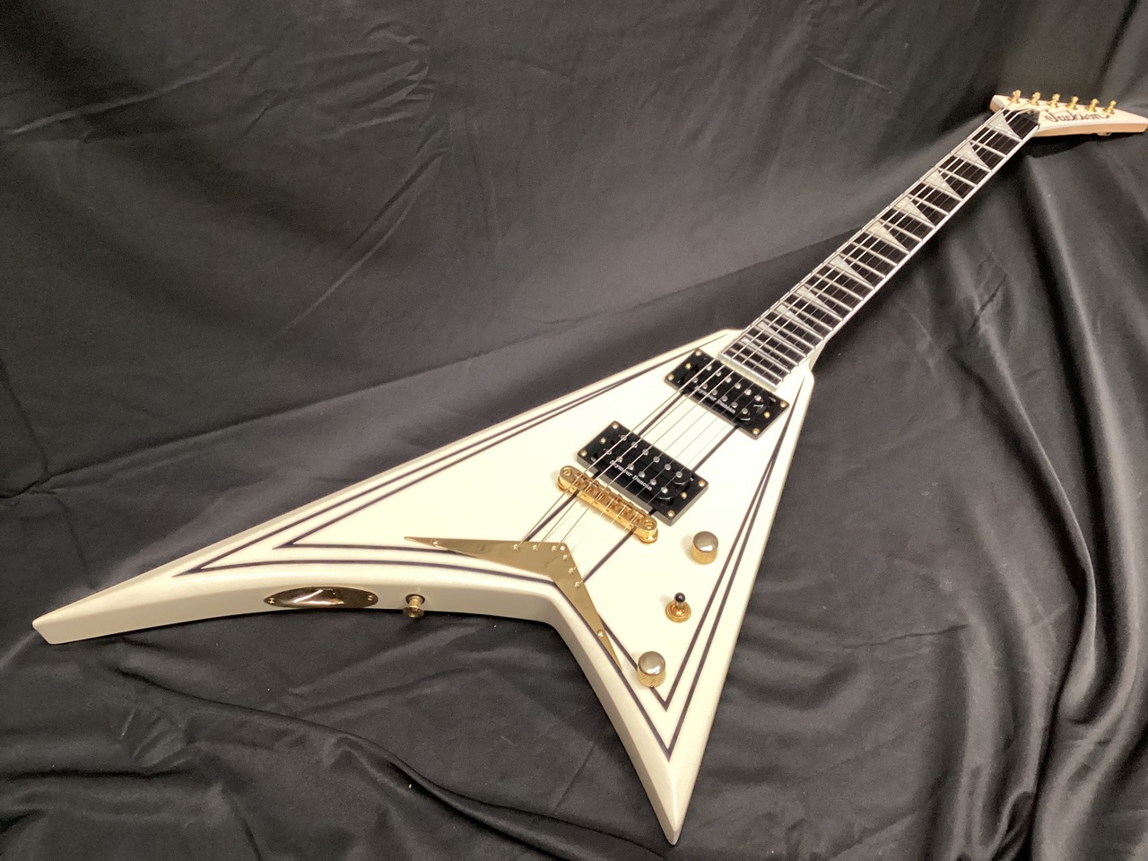 Jackson proシリーズ RRT-3 アイボリー　ランディV Jackson Pro Series Rhoads RRT-3 Ivory with Black Pinstripes