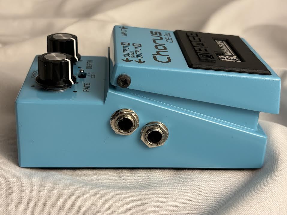 BOSS CE-2W 中古品 中古] BOSS CE-2W 名機であるCE-2とCE-1のサウンドを1台に凝縮 [TK723
