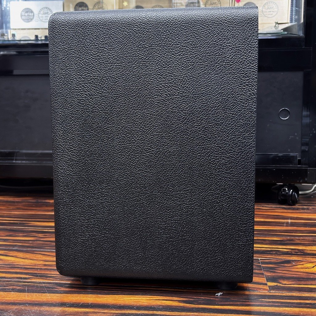 Bogner 112CP closed back dual ported cube V30 16Ω Black Tolex 