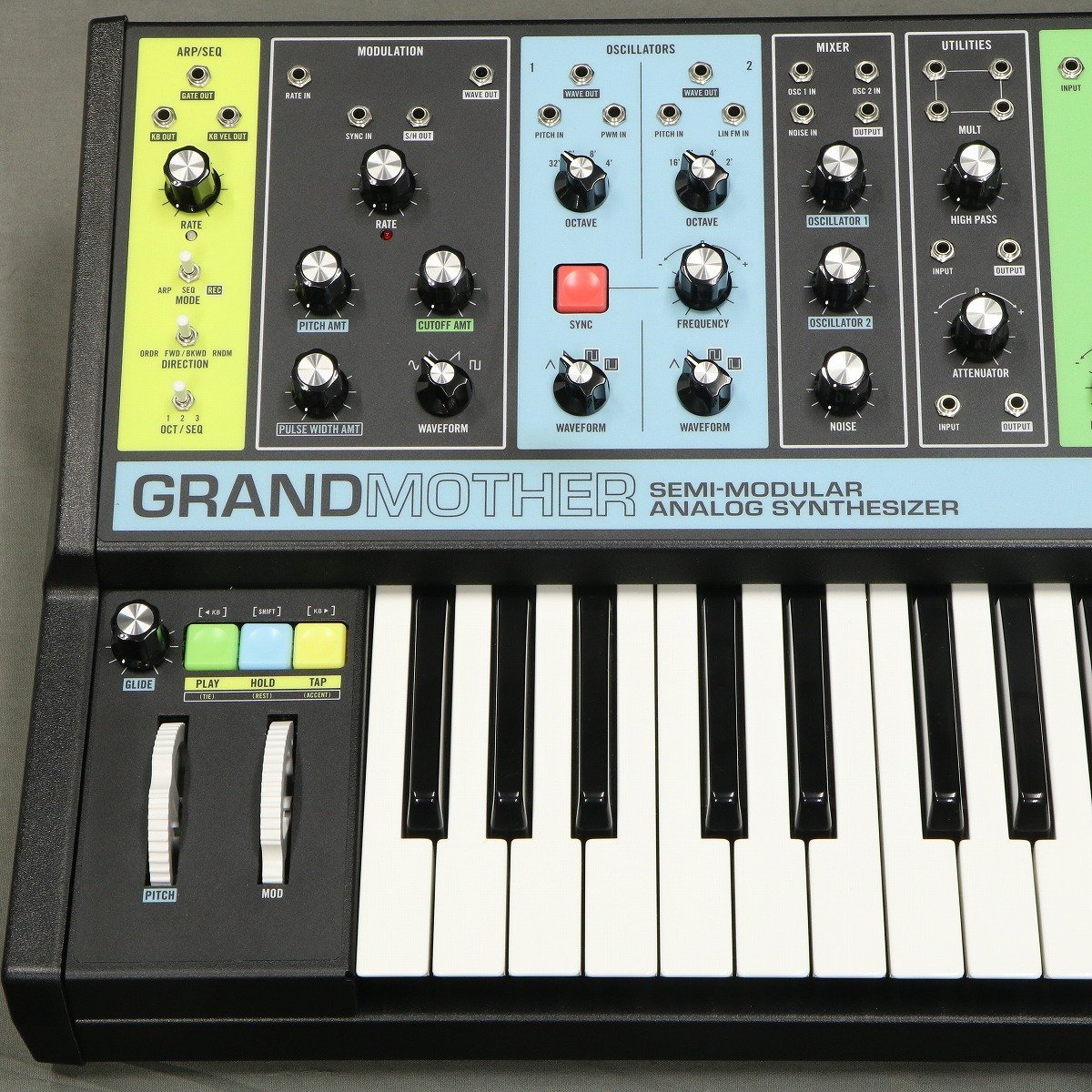 美品　MOOG Grandmother DARK アナログ シンセサイザー MOOGのシンセサイザー、Grandmother Darkのご紹介です。