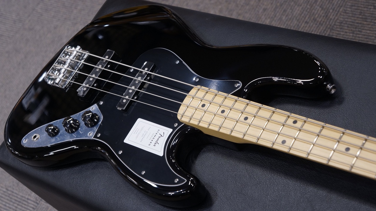 Fender Standard Jazz Bass Maple Fingerboard Black Pickguard