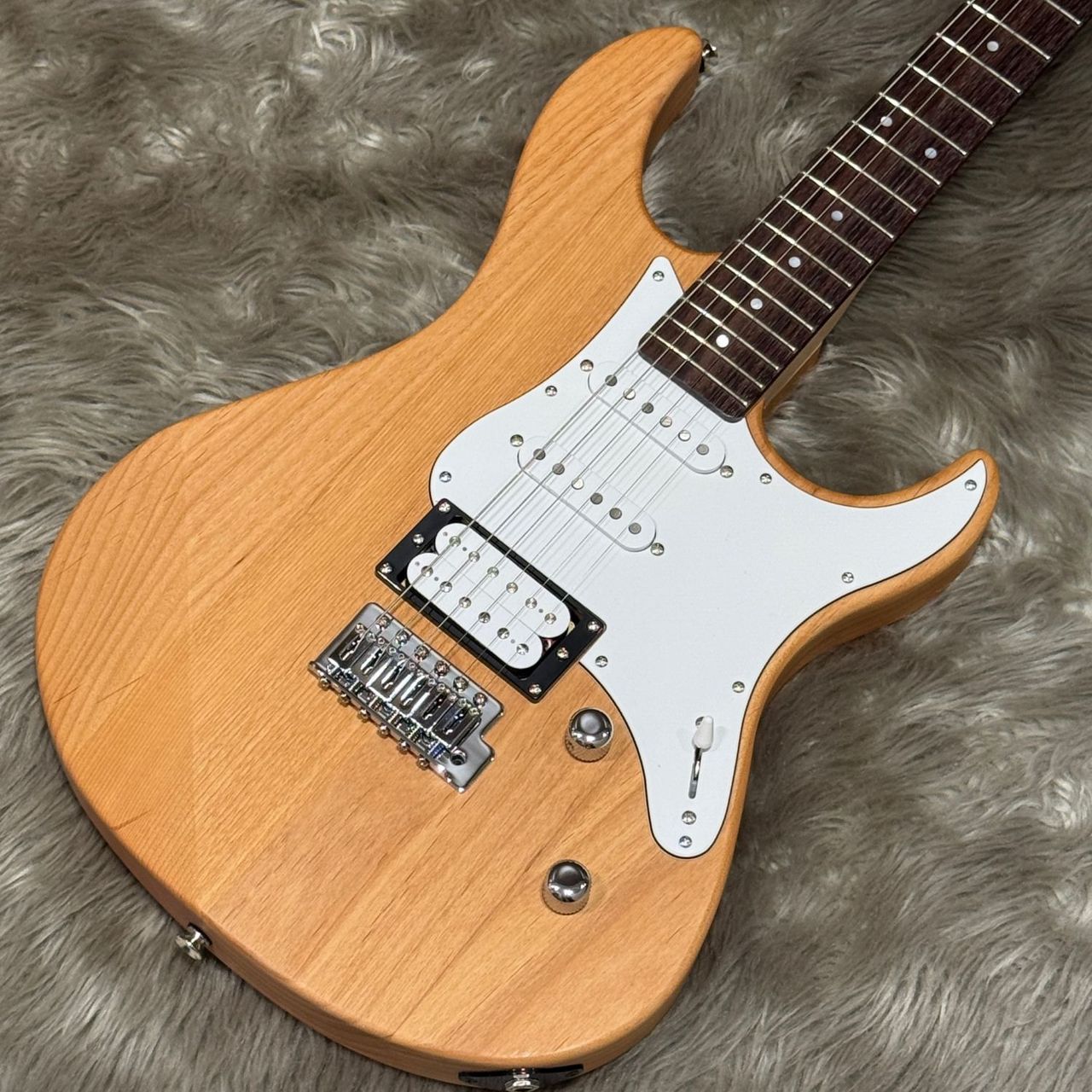 YAMAHA PACIFICA112V YNS イエローナチュラルサテン 【現物画像