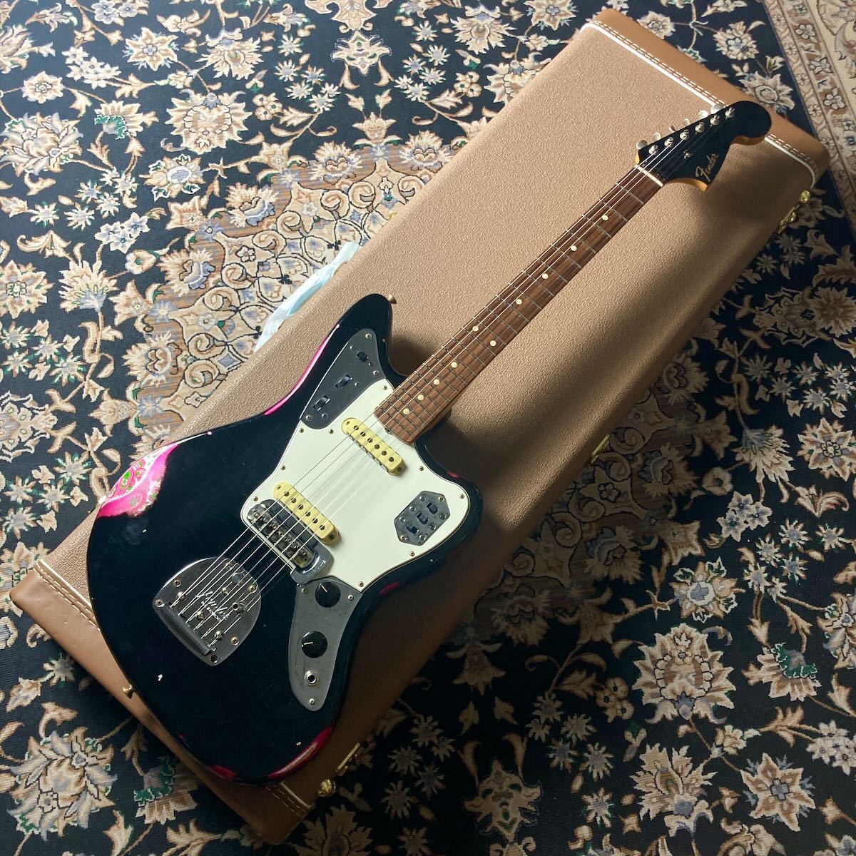 Fender Custom Shop 1962 Jaguar Relic / Black MH Over Pink Paisley