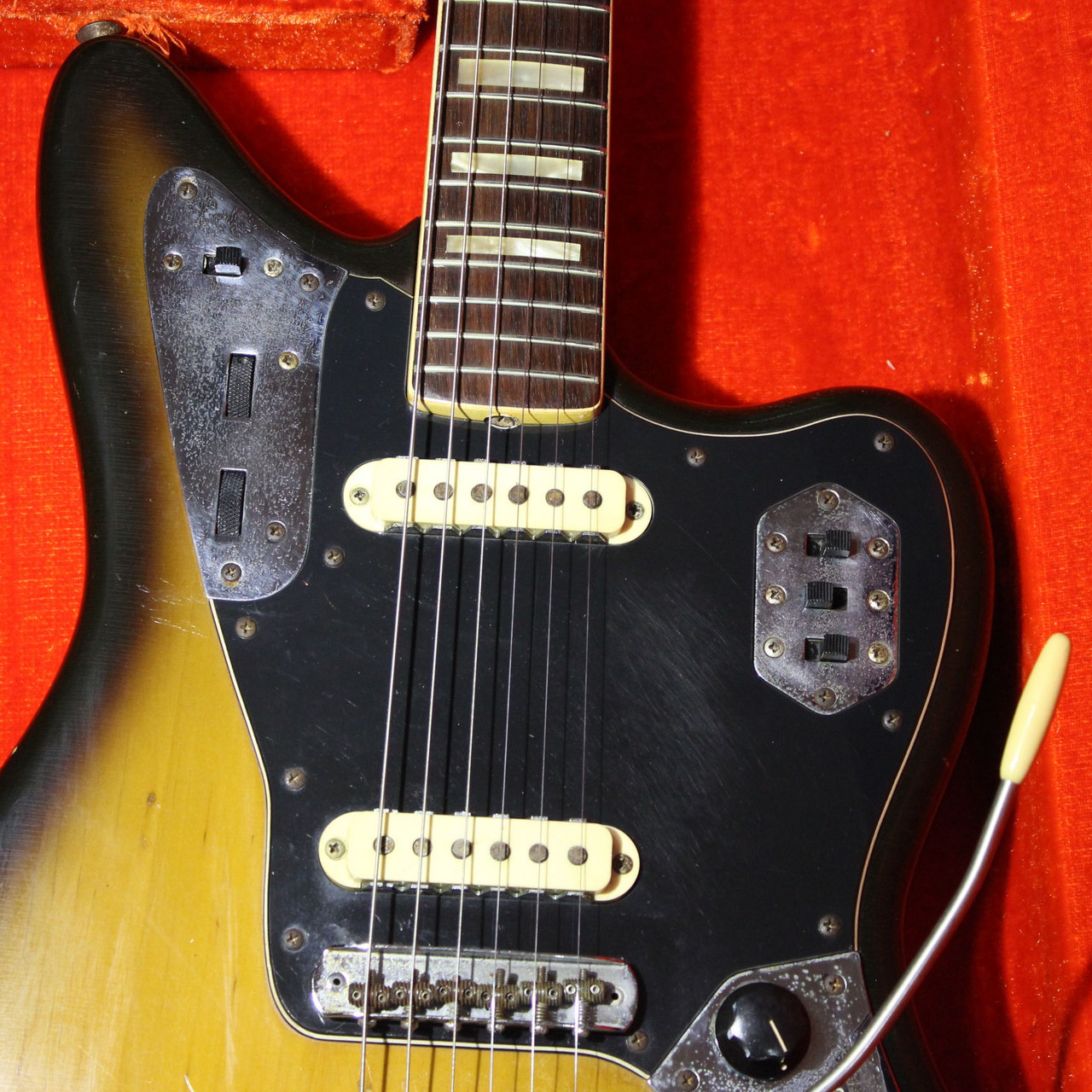 中古　Fender Jaguar サンバースト 1972 Fender Jaguar – 3-tone Sunburst – GuitarPoint