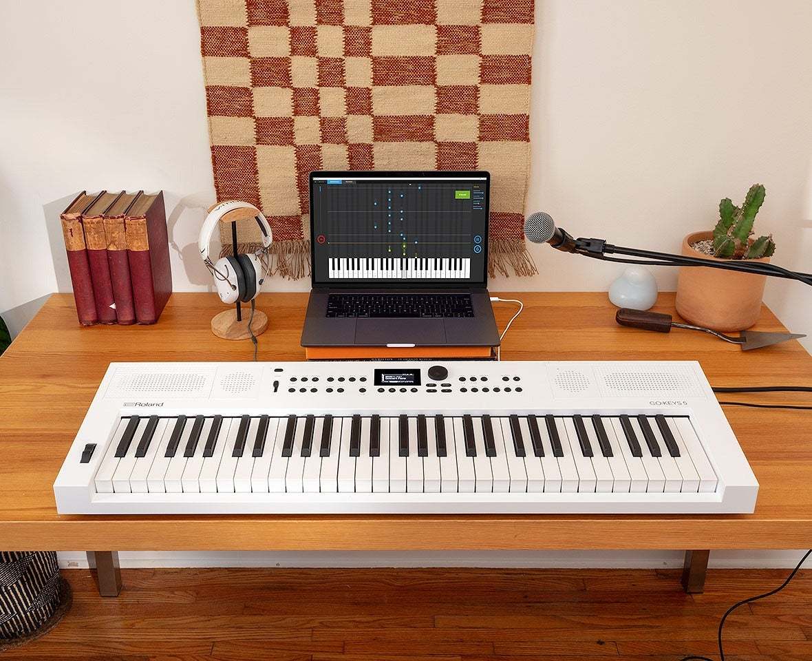 キーボードRoland GO:KEYS5 ホワイト(譜面台　べダル　ケース付き) Roland GOKEYS5-WH (GO:KEYS 5) ホワイト Digital Keyboard【渋谷店