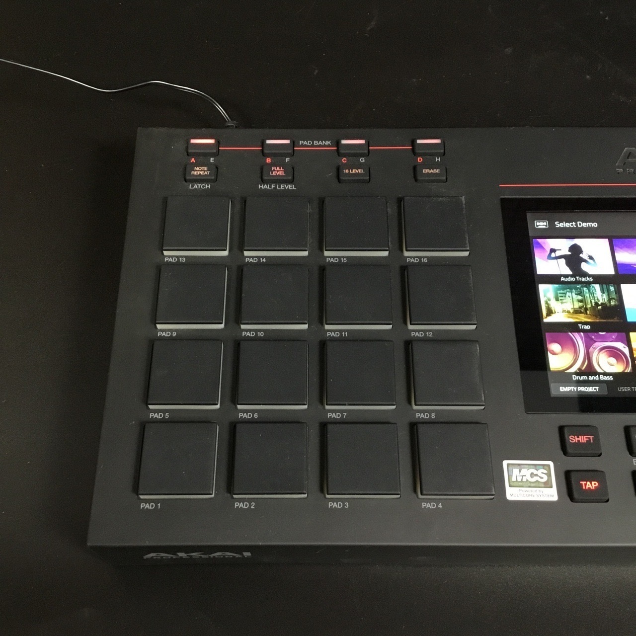 AKAI MPC LIVE【シーケンサー】（中古/送料無料）【楽器検索デジマート】