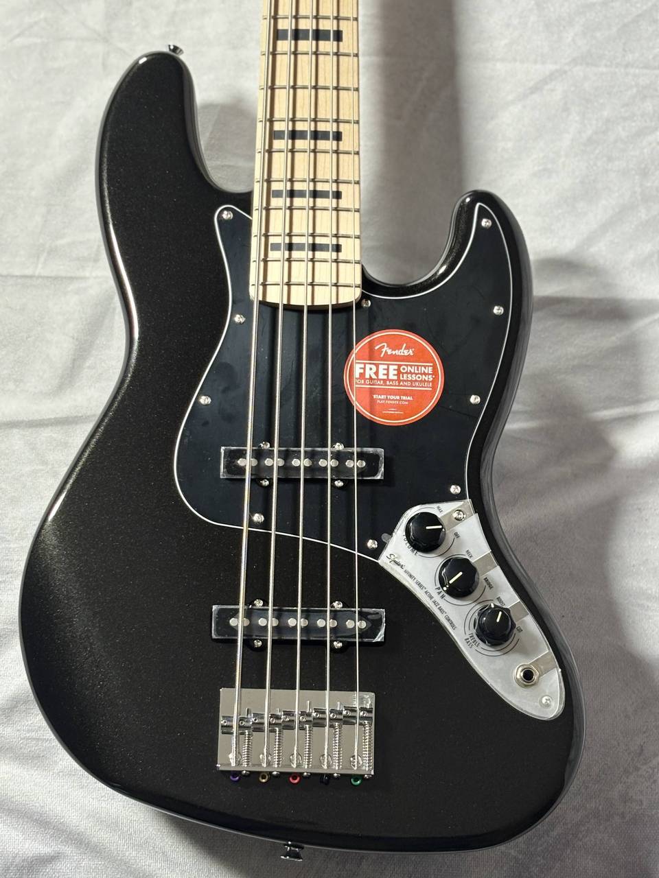 Squier by Fender Affinity Series Active Jazz Bass V Black Metallic