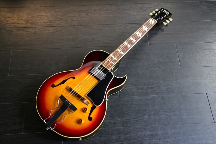 Archtop Tribute AT105 Jr. スモールサイズ フルアコ セール期間限定