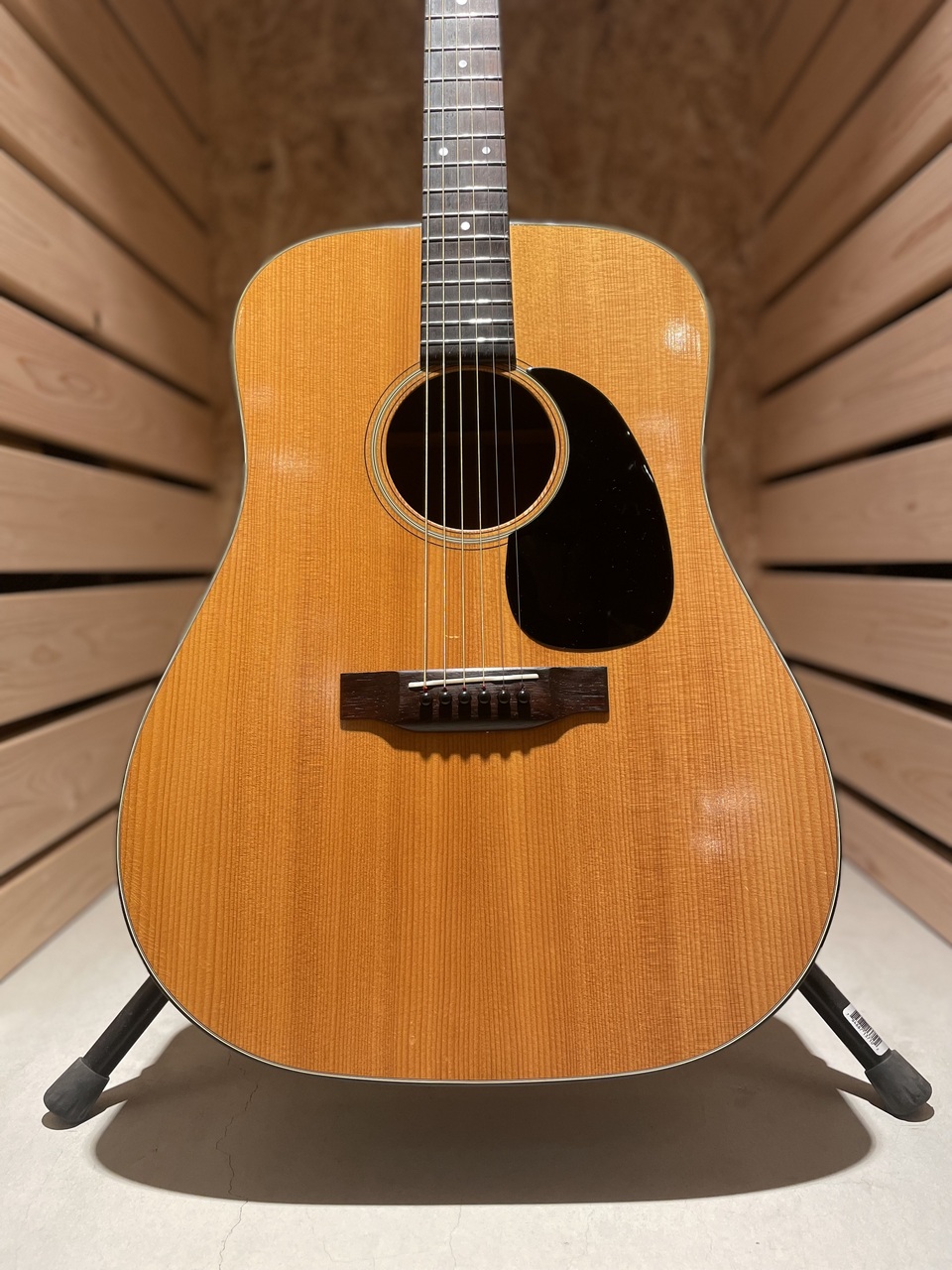 マーチンD-１８の出品です。 Amazon | Martin D-18 Satin Amberburst アコースティックギター
