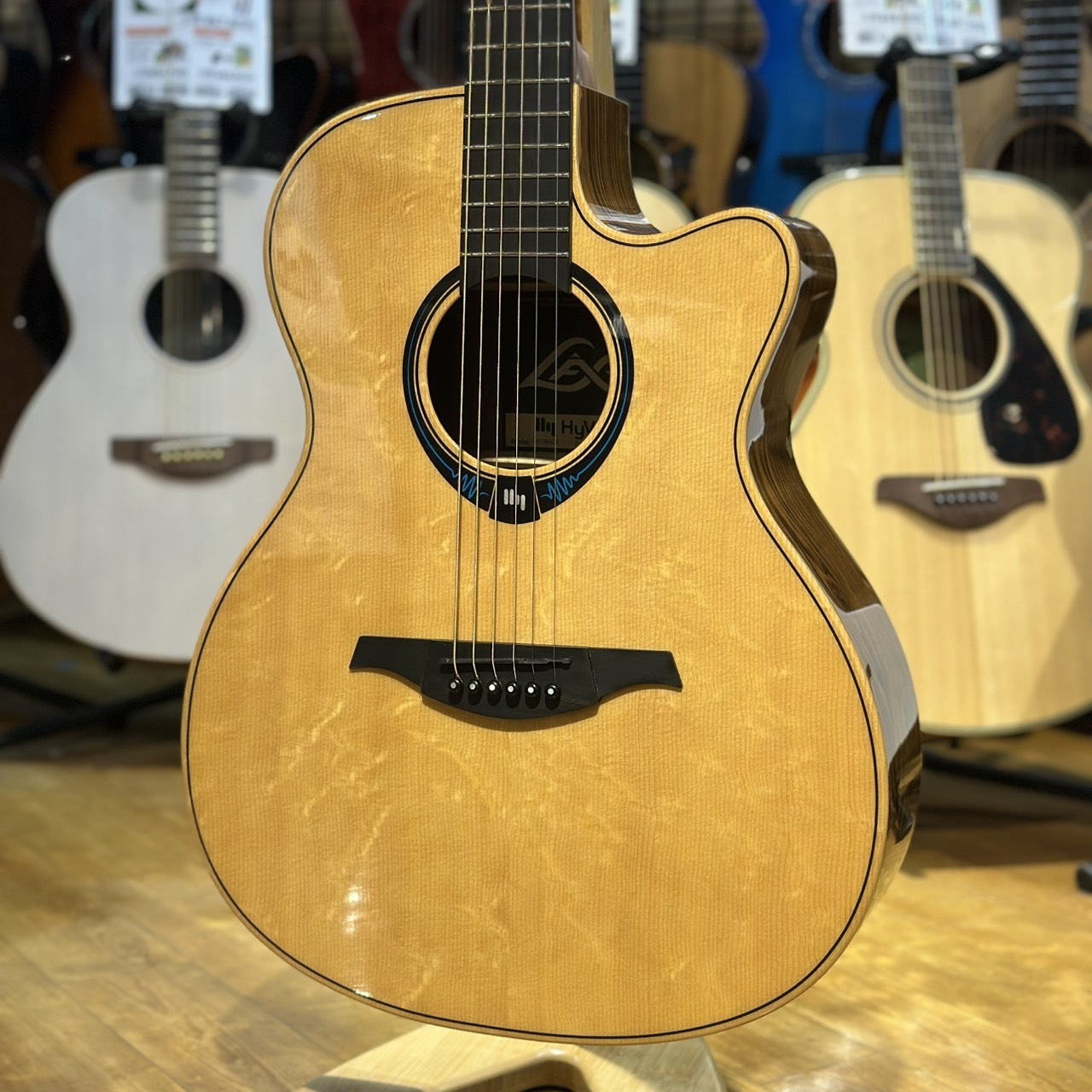 LAG THV30ACE ！生音に様々なエフェクトをかけられるスマートギター