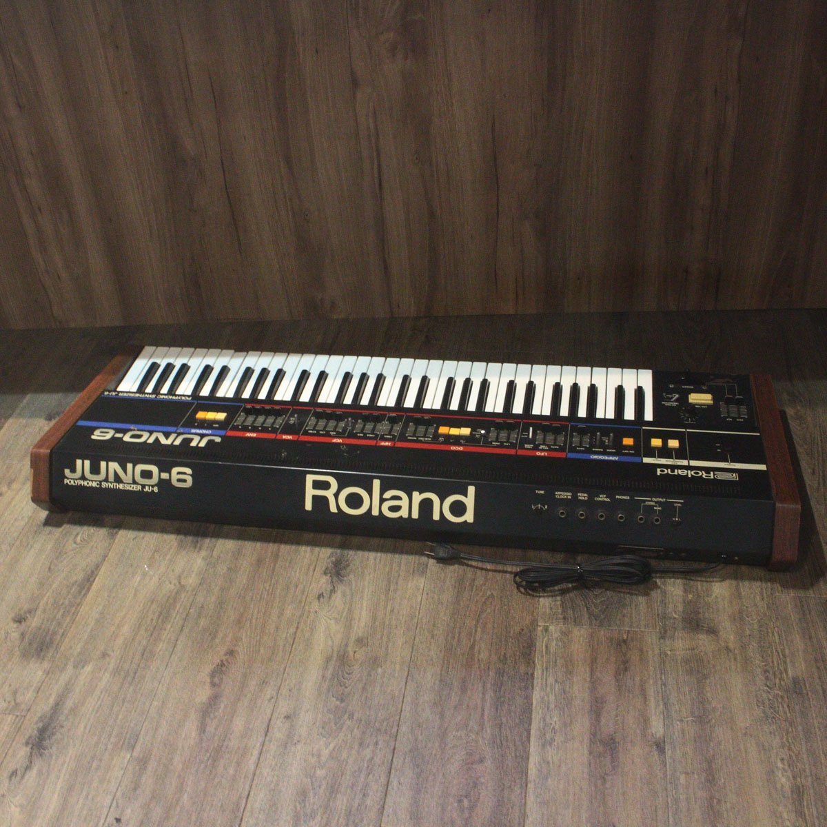 希少 roland juno-6 シンセサイザー ハードケース付き 動作確認済み 希少 roland juno-6 シンセサイザー ハードケース付き 動作確認
