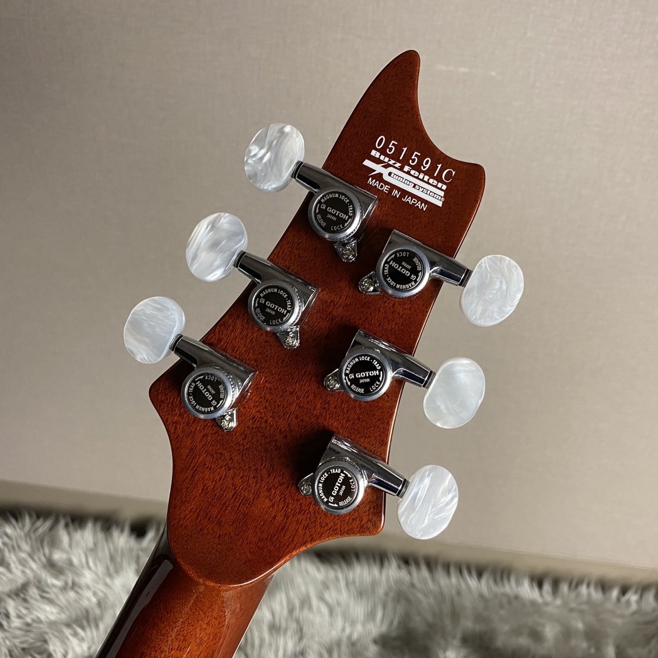 赤いリボンを巻いた白猫 ヴィンテージ ステンドグラス レア 丸型 ブルー 青 Amazon.co.jp : AOKWAWALIY 2個 猫のペンダント ステンドグラス