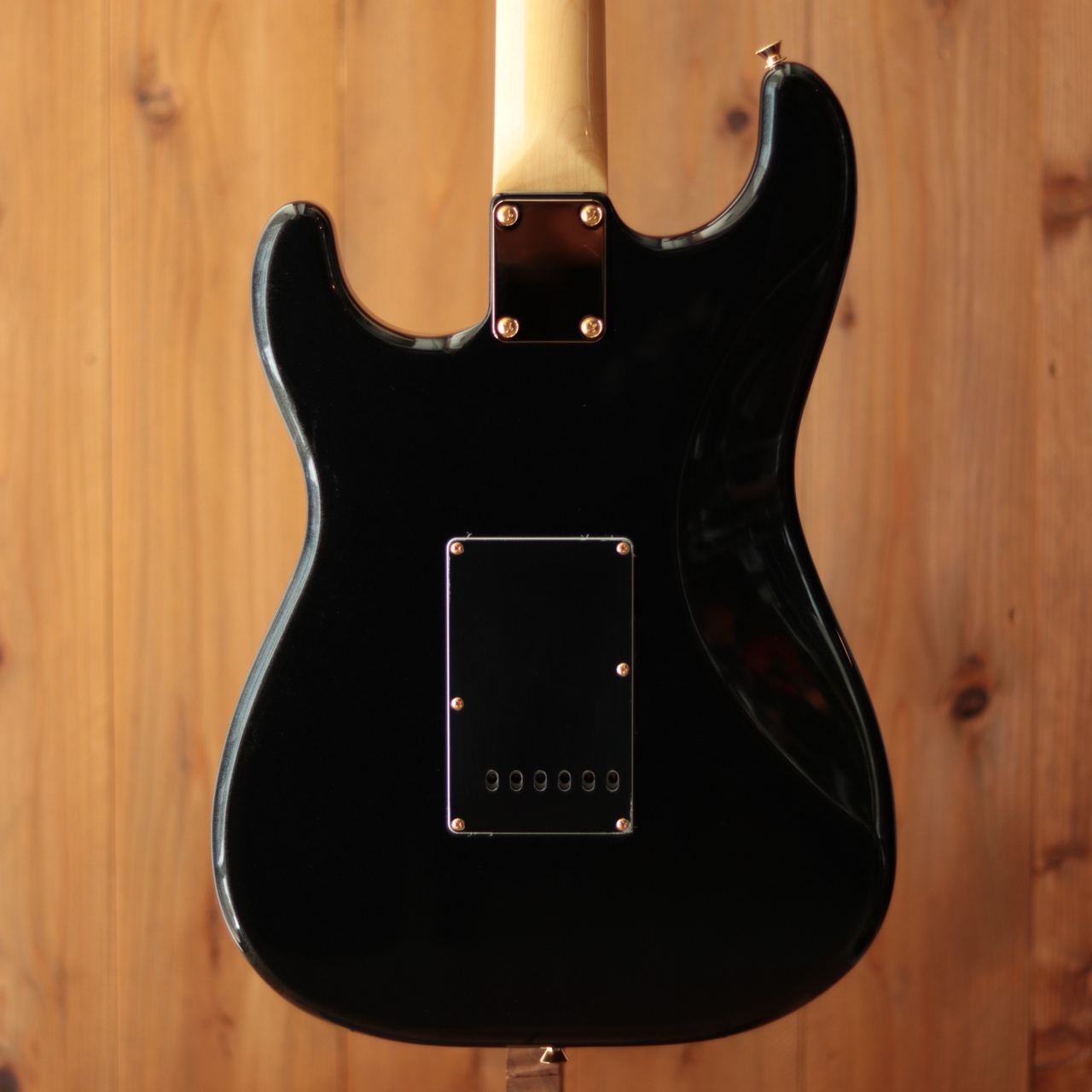 ✨特別セール✨FenderStratocaster 日本製 ブラック 改造品 Fender - Fender added a new photo — at Fender Flagship Tokyo.