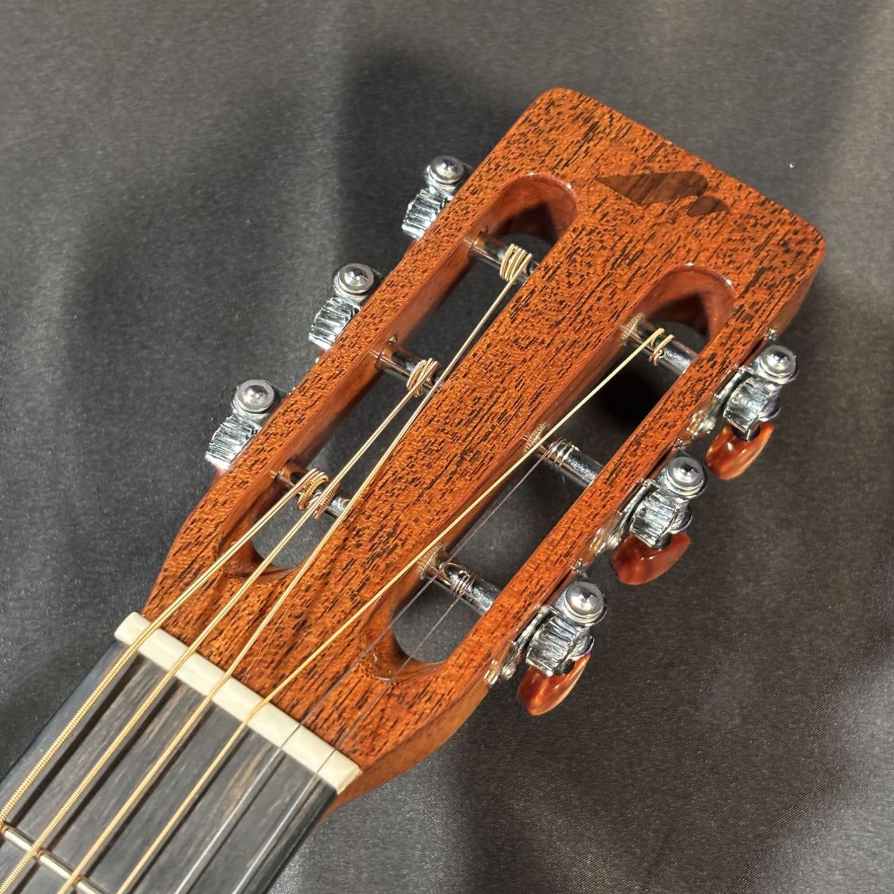 ギター Chaikiroro ゼマイティスのエレアコ、CAF-90Hにグロス・ホワイトとグロス