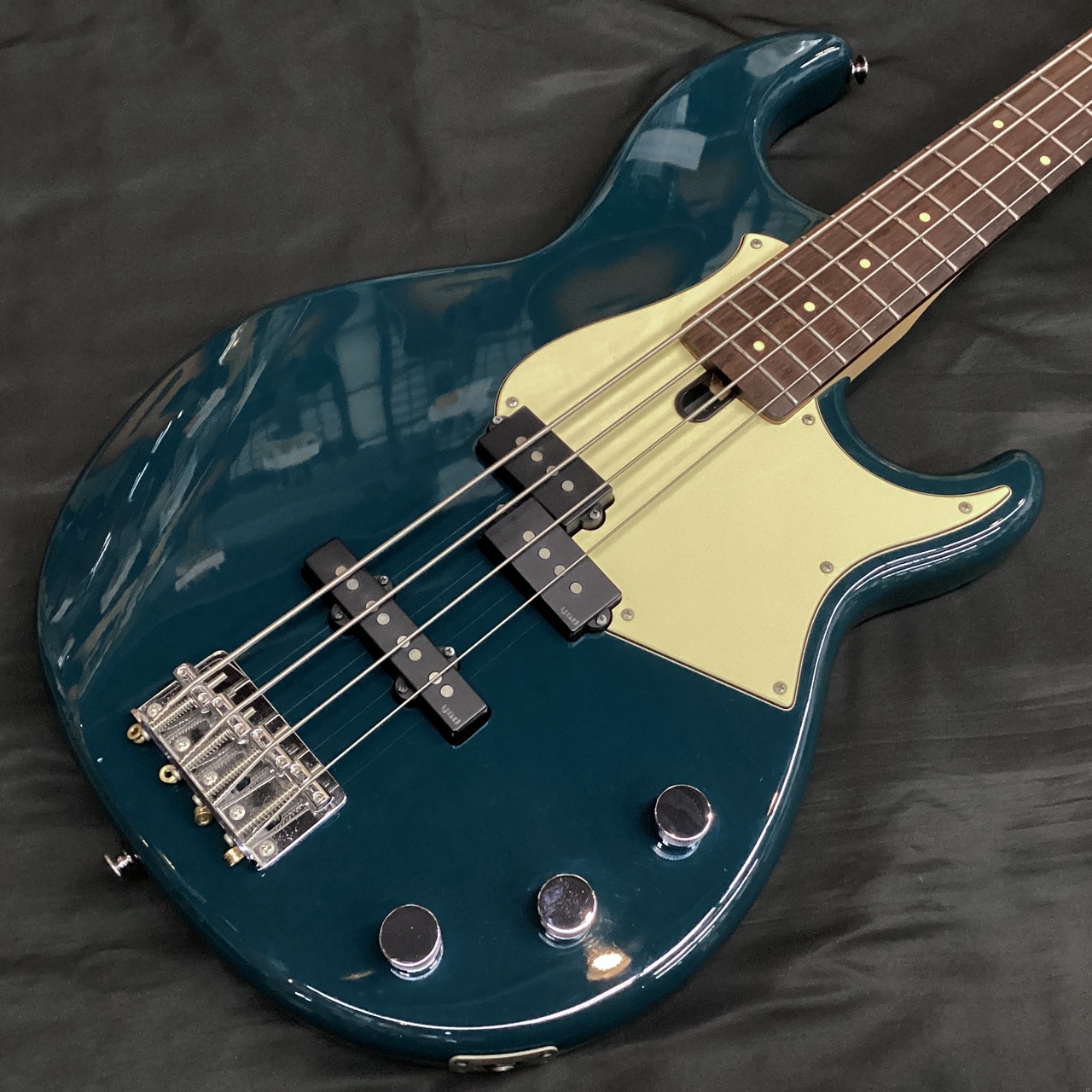 YAMAHA（ヤマハ）BB434 エレキベース PJタイプ Yamaha BB434 4-string Bass Guitar - Red Metallic | Sweetwater