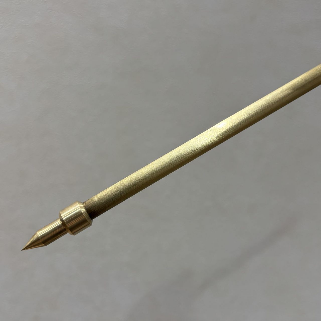 見附精機工業製 チェロエンドピン チタン入り真鍮／先端真鍮(直径8mm) 受注生産] 見附精機工業製 チェロエンドピン チタン入り真鍮