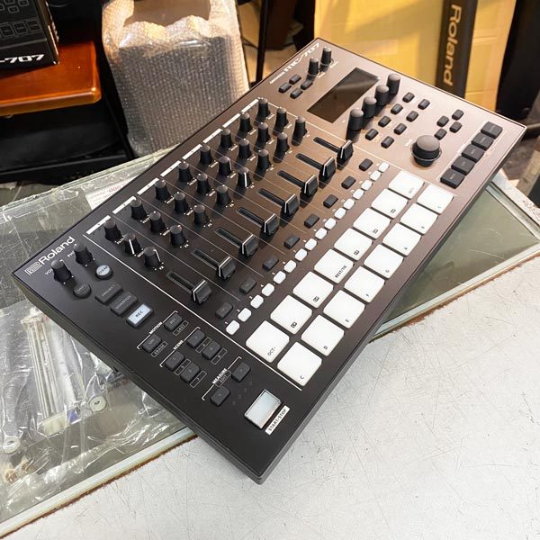 Roland MC-707 GROOVEBOX（中古）【楽器検索デジマート】