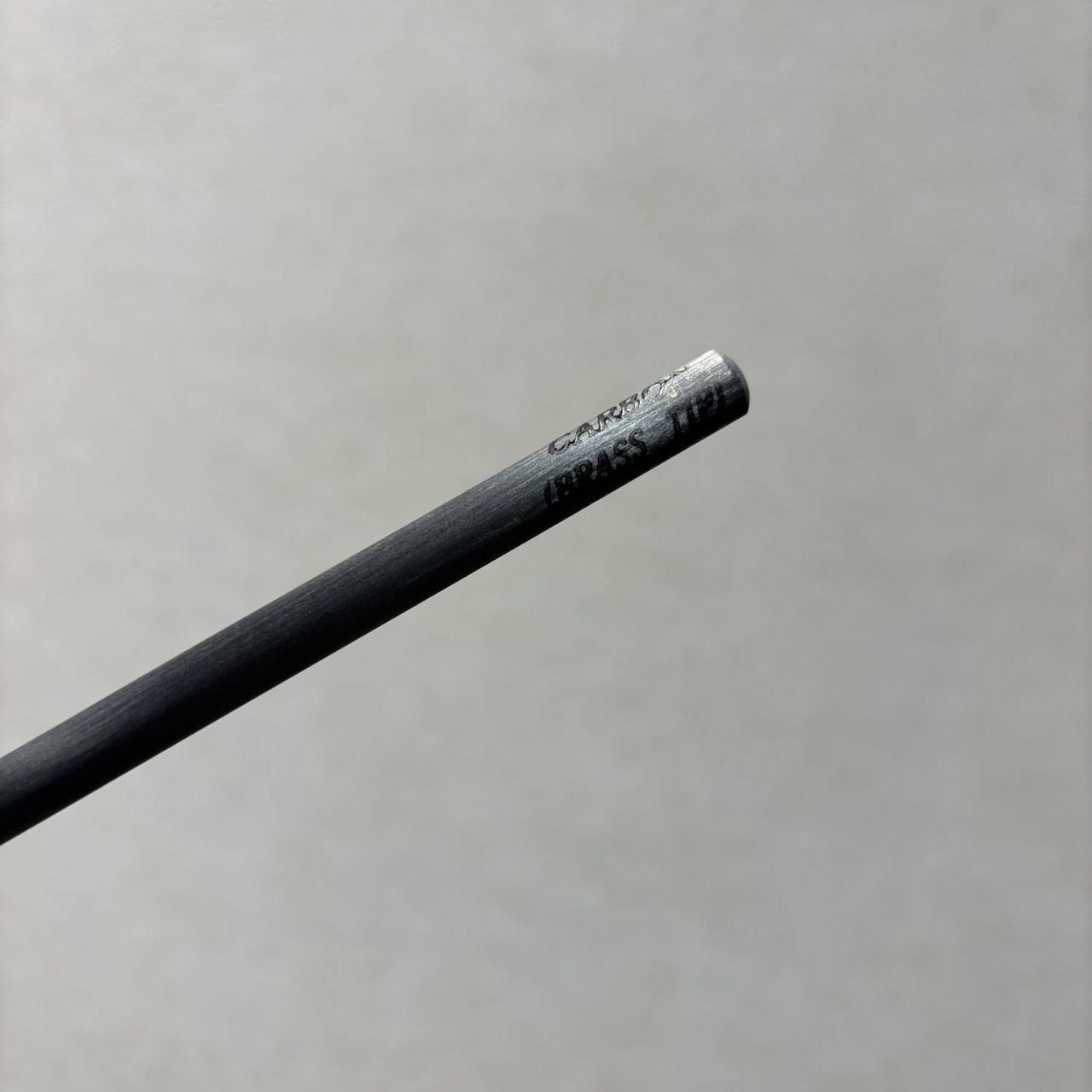 見附エンドピン　チェロ　8mm カーボン carbon_brass_chip.jpg