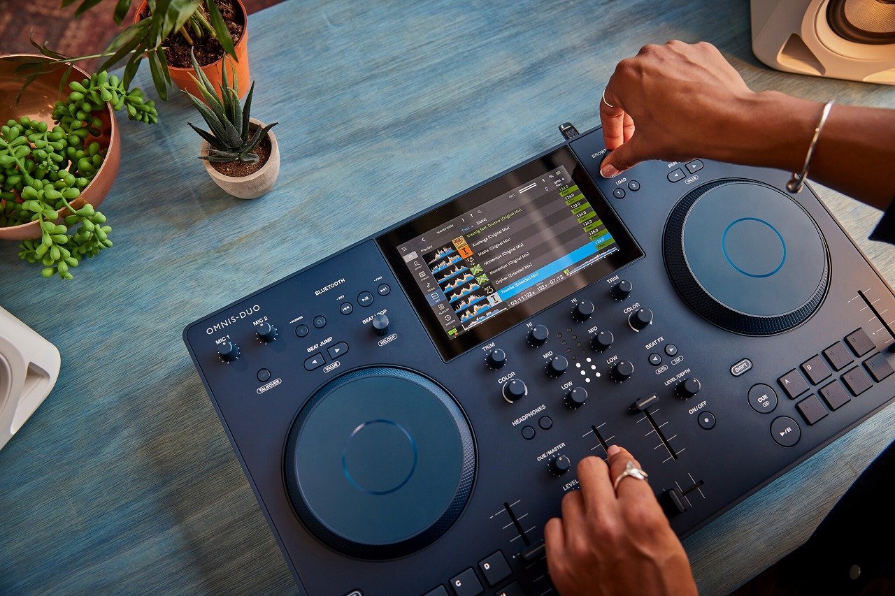 OMNIS-DUO - Portable all-in-one DJ system | AlphaTheta