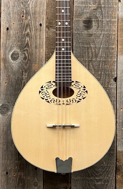HORA ケース付 オクターブマンドリン M1087 HORA Octave Mandolin M1087【オクターブマンドリン】（新品）【楽器