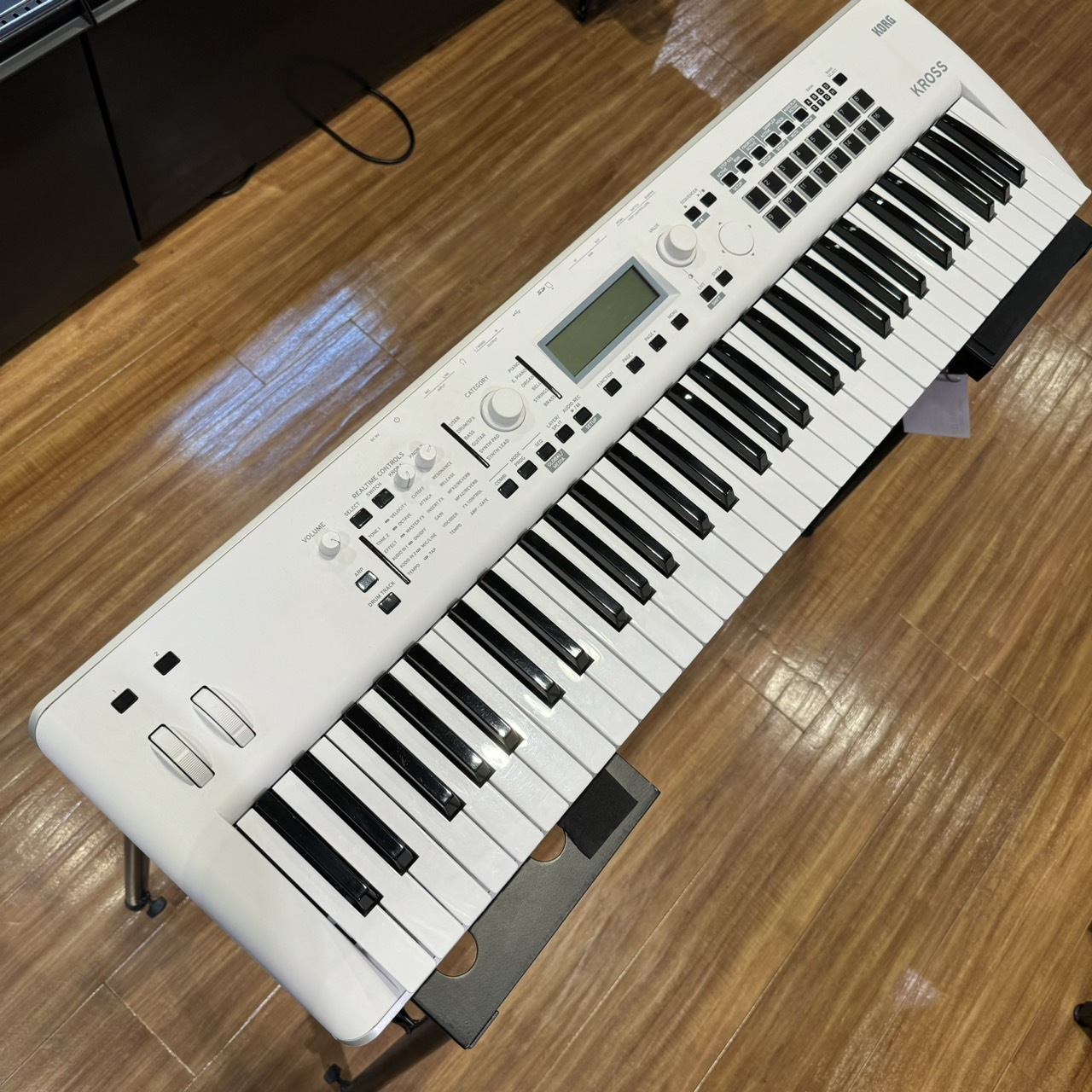 KORG KROSS2-61 (KROSS2-61-SC 限定ホワイト) 【ケース・TRITON音色SDカード付属】【展示品 /  現物画像】（B級特価/送料無料）【楽器検索デジマート】