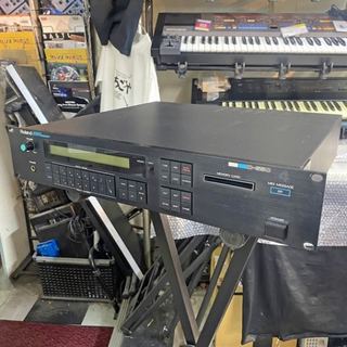 Roland D-550