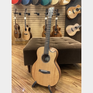 Traveler Guitar Redlands Concert Spruce