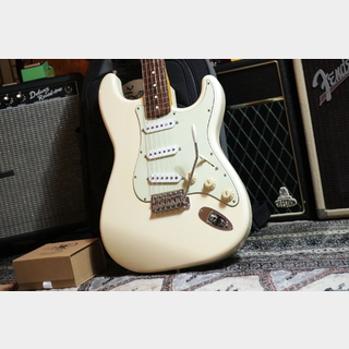 Fender Japan Stratocaster Vintage White w/ Monty's Retrowind Stratocaster Set