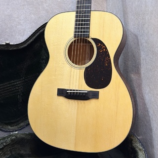 マーティン・カスタムショップよりプレミアム・トーン・ウッドで作られ