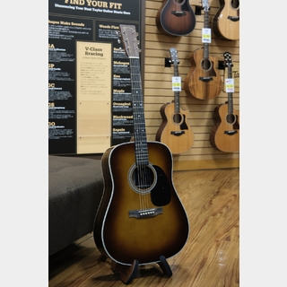 Martin D-28 Standard / Amber Tone