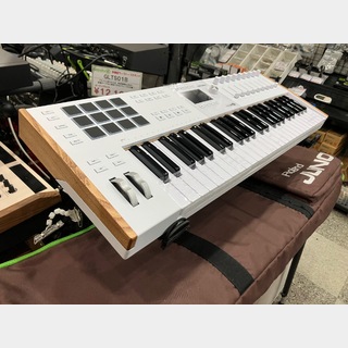 Arturia、パッチング可能な25鍵モノフォニック・アナログシンセ