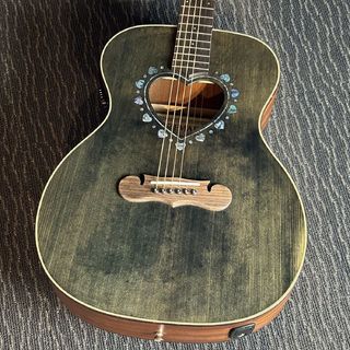 Zemaitisが、エレアコ“CAF-90H”の新色“グロス・ホワイト”と“グロス