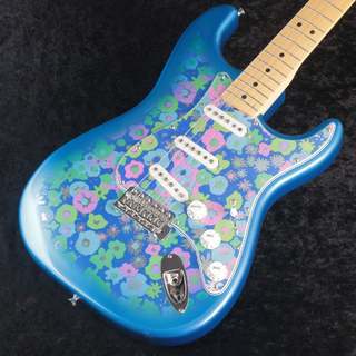 フェンダー、1960年代フラワーパワーにインスパイアされたBlue Flower