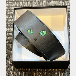 Grande uomo 【旧価格】黒ねこ刺繍ストラップ(エメラルド)【猫の目】【猫の肉球】【池袋店/横浜店/福岡店限定】