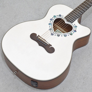 ゼマイティスのハート形サウンド・ホールのエレアコ“CAF-90”に、新色の