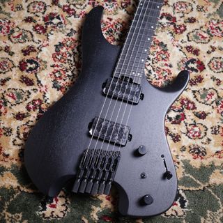 Ibanezより、スラント・フレットを採用した黒く精悍なヘッドレス