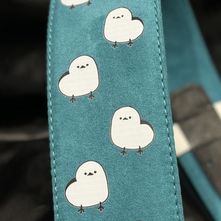 雪の妖精と称される小鳥“シマエナガ”が描かれたギター