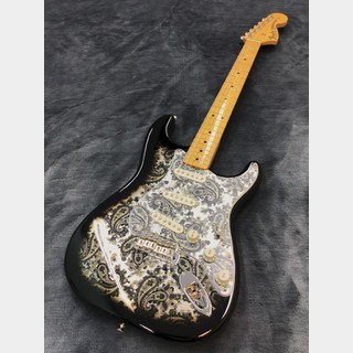 フェンダーから、象徴的なペイズリー柄の日本製ギターやアコスタ