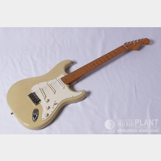 FenderAmerican Deluxe Stratocaster® V Neck, Maple Fingerboard, Honey Blonde