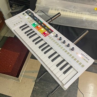 Arturia、パッチング可能な25鍵モノフォニック・アナログシンセ