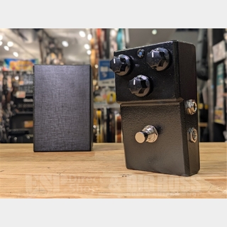 南部鉄器エフェクター 黒船 KUROFUNE FUZZ kgr harmony mqdefault.jpg