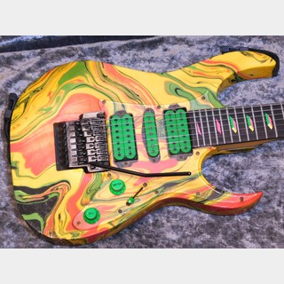 Ibanez UV77 MC " Universe Multi Color Steve Vai"