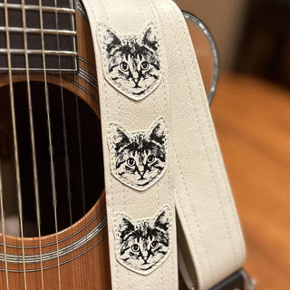 Couch Couch Guitar Strap ニャン・ ニャン・ ニャン・白