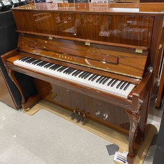 KAWAI 【新品】K-300SF WNP ウォルナット艶出し仕上げ アップライトピアノ 猫脚 日本製　実物写真